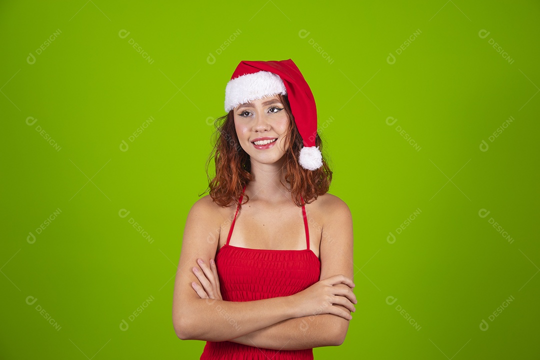 Linda mulher usando touca vermelha do Papai Noel Feliz Natal