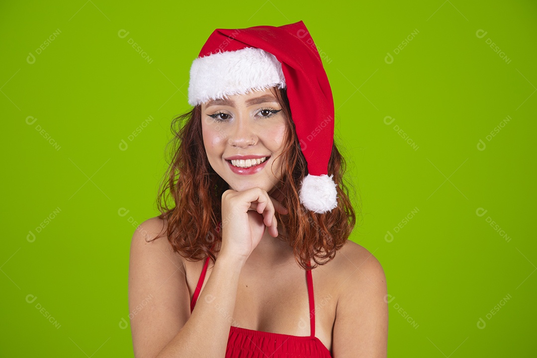Linda mulher usando touca vermelha do Papai Noel Feliz Natal
