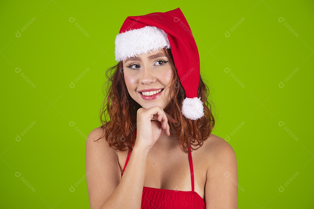 Linda mulher usando touca vermelha do Papai Noel Feliz Natal