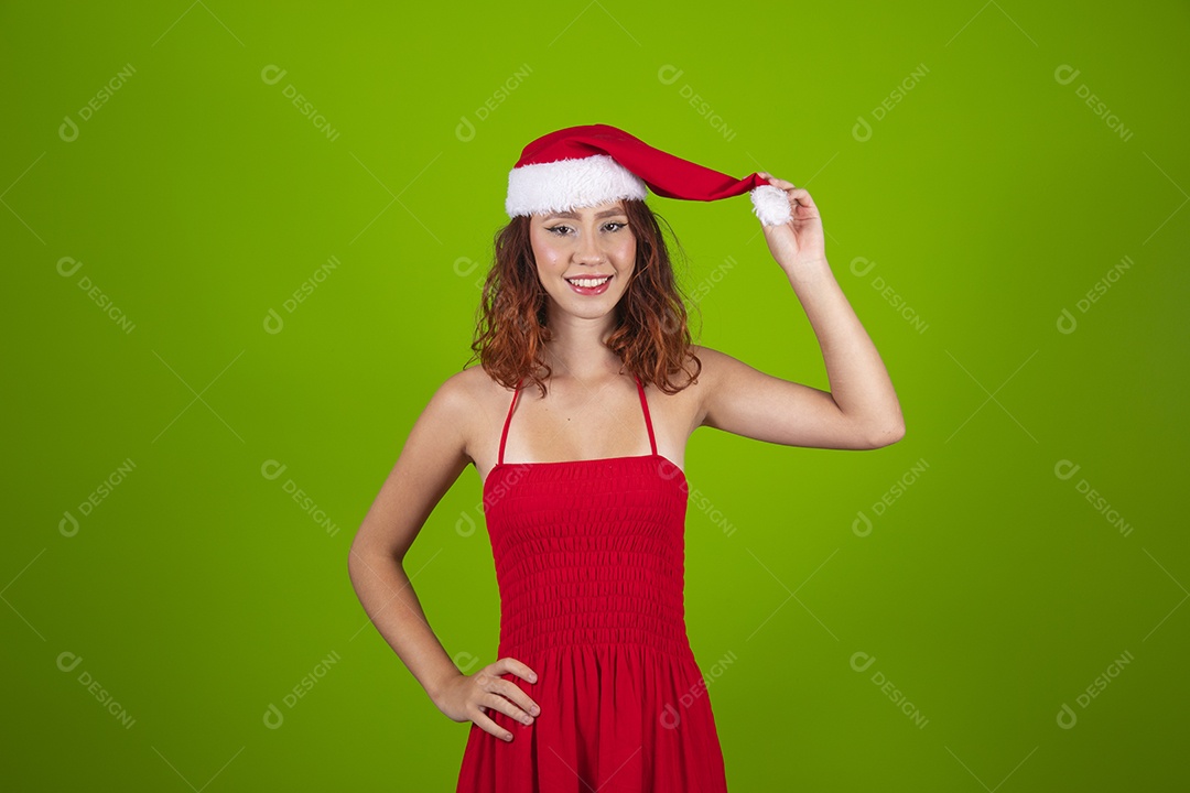 Linda mulher usando touca vermelha do Papai Noel Feliz Natal