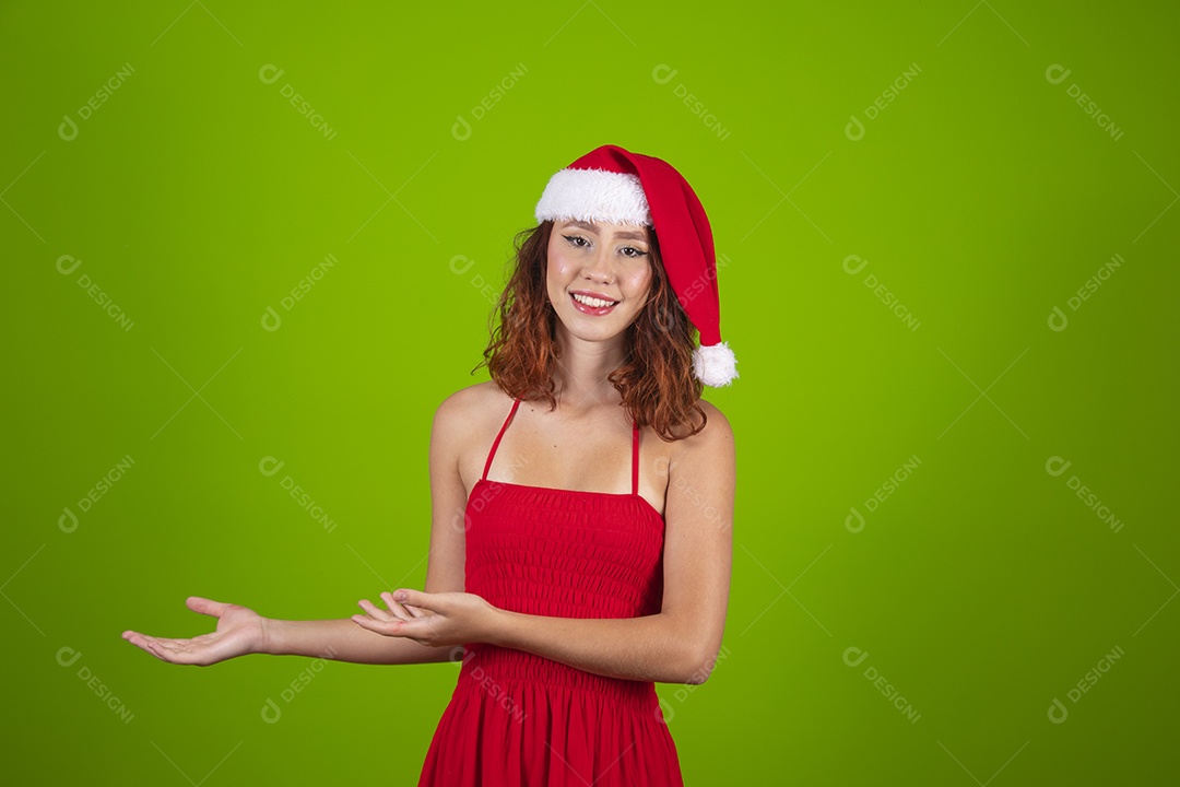 Linda mulher usando touca vermelha do Papai Noel Feliz Natal