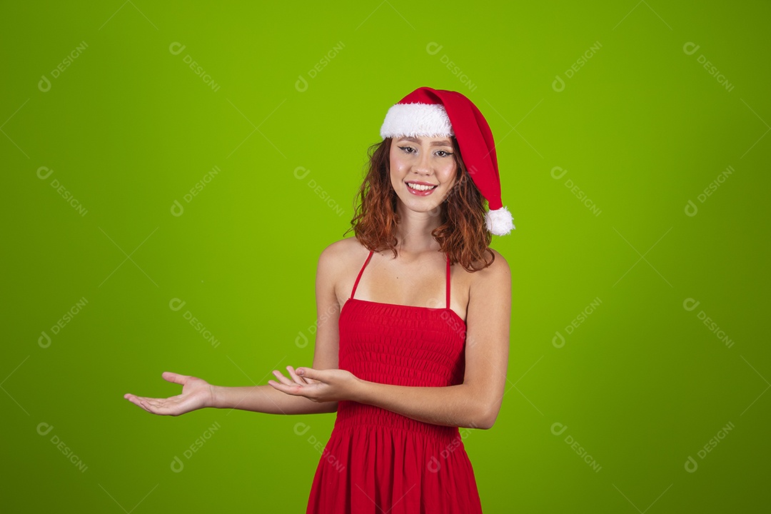 Linda mulher usando touca vermelha do Papai Noel Feliz Natal