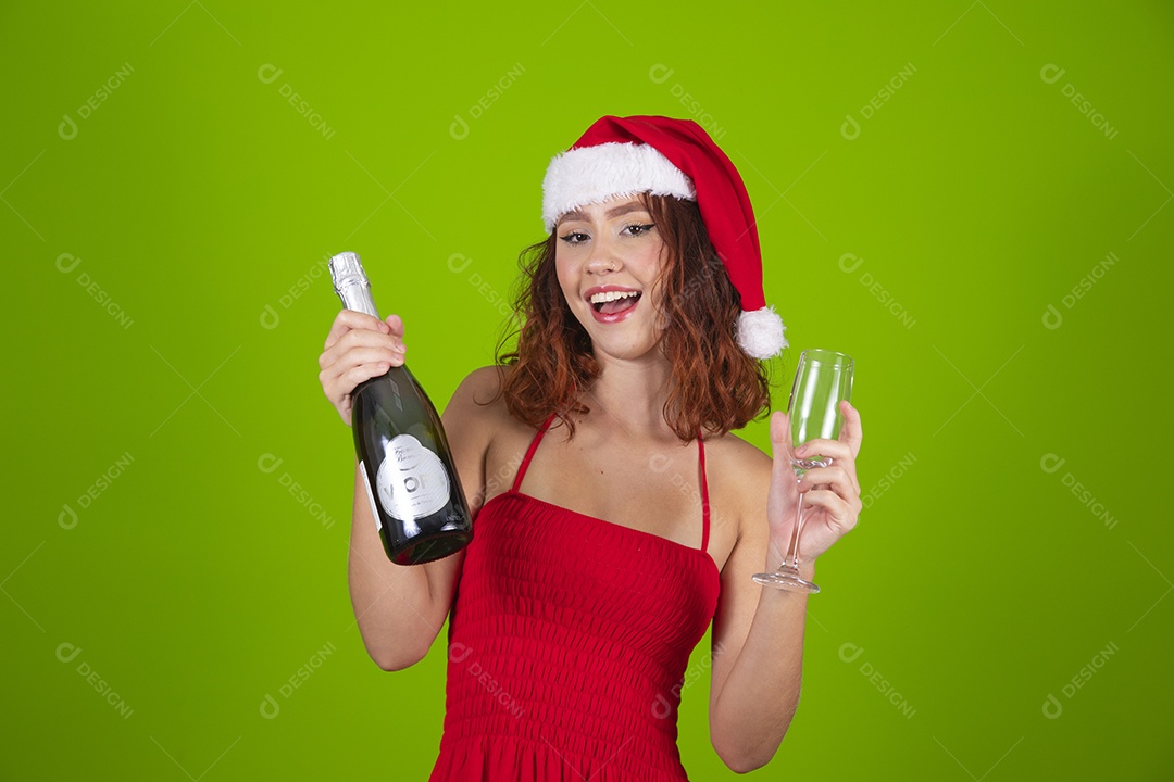 Linda mulher usando touca vermelha segurando garrafa de bebida alcoólica