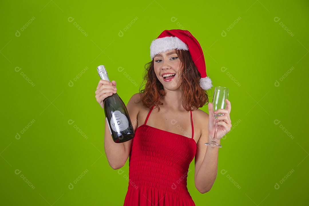 Linda mulher usando touca vermelha segurando garrafa de bebida alcoólica