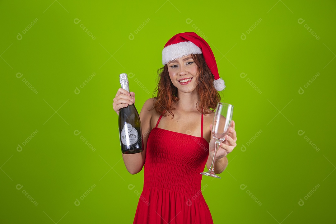 Linda mulher usando touca vermelha segurando garrafa de bebida alcoólica