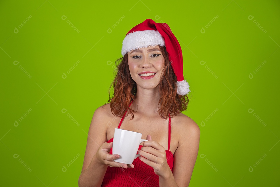 Linda mulher usando touca vermelha segurando xicara caneca branca