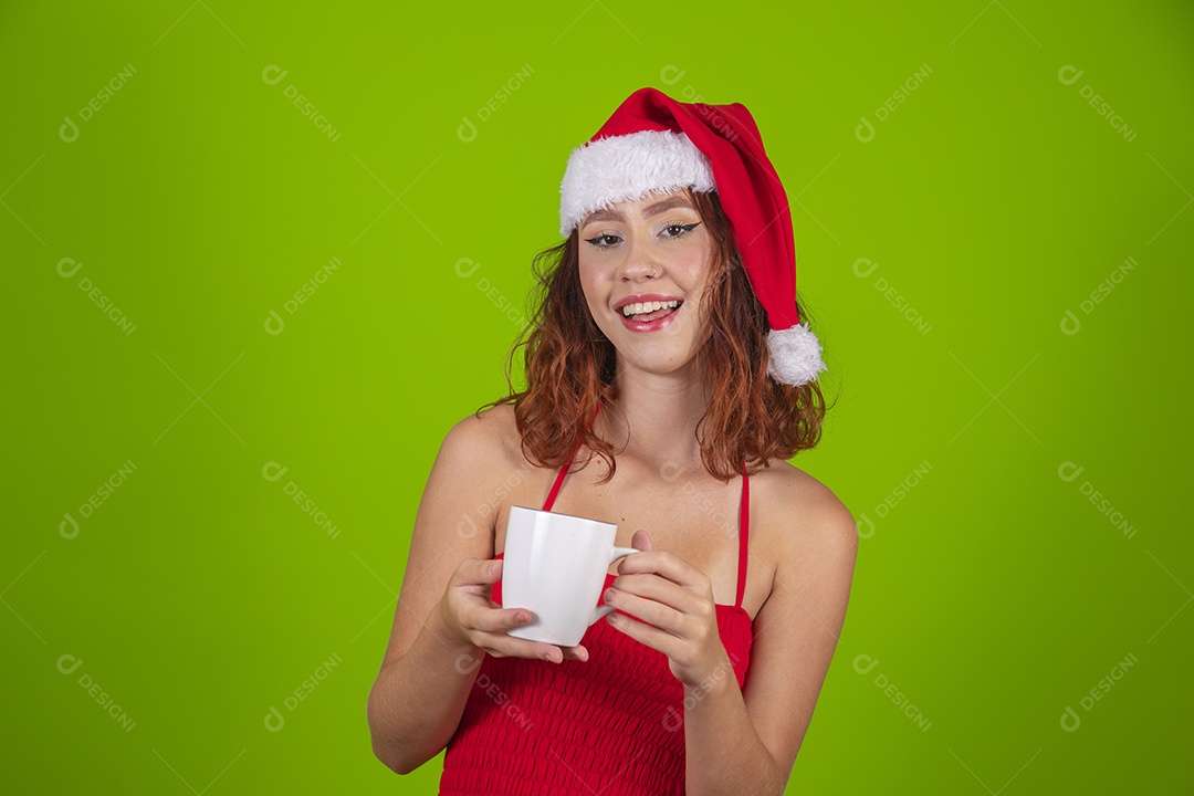 Linda mulher usando touca segurando caneca xicara branca bebendo bebida quente