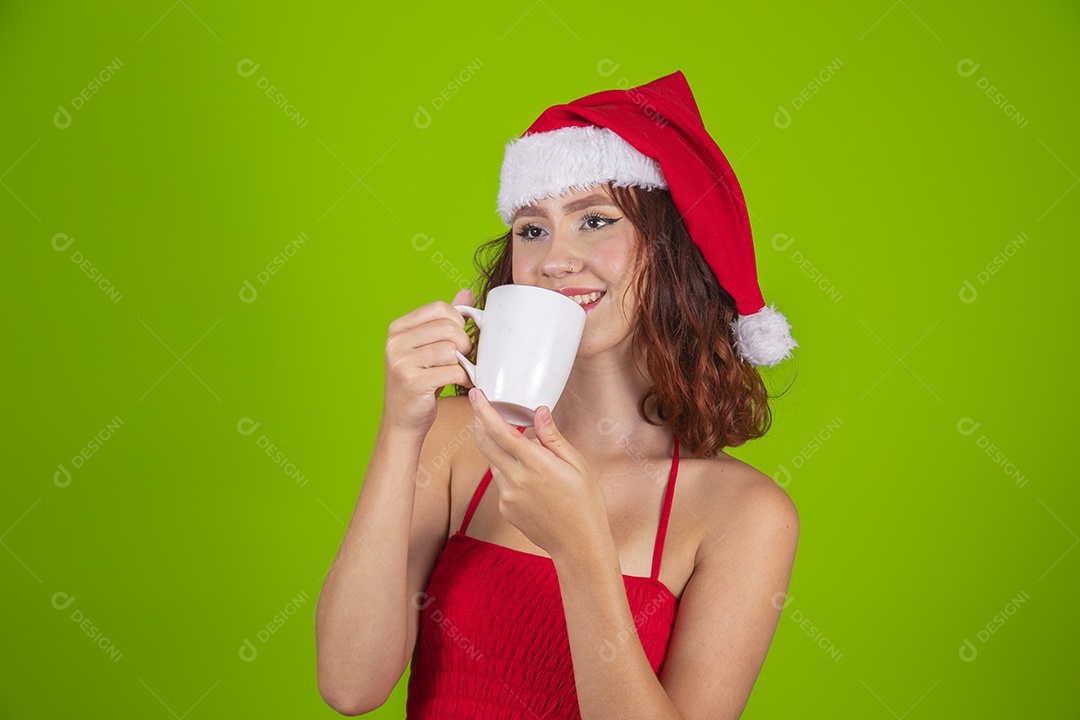 Linda mulher usando touca segurando caneca xicara branca bebendo bebida quente