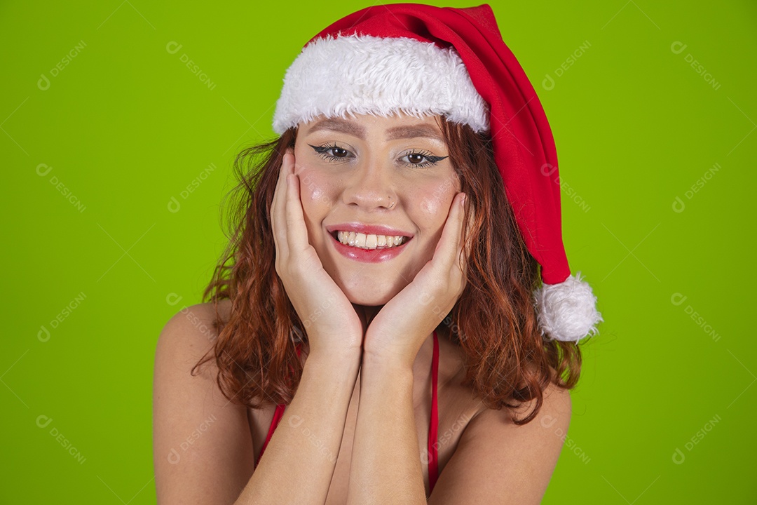 Linda mulher usando touca vermelha do Papai Noel Feliz Natal