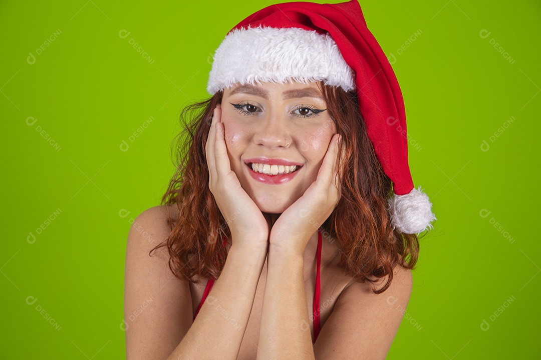 Linda mulher usando touca vermelha do Papai Noel Feliz Natal