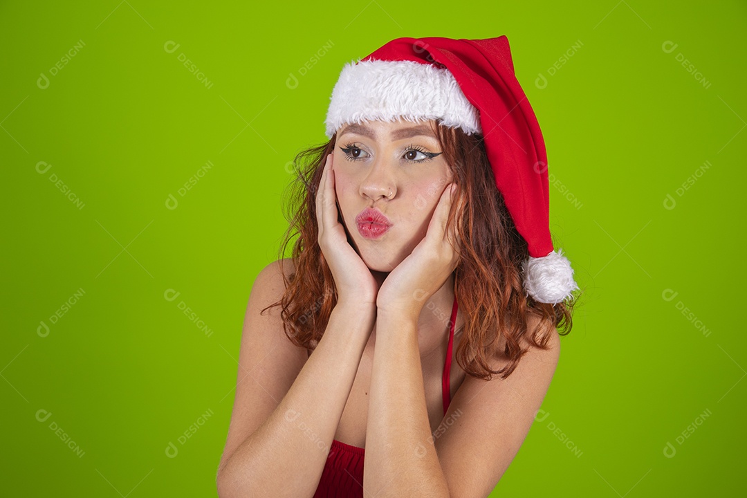 Linda mulher usando touca vermelha do Papai Noel Feliz Natal