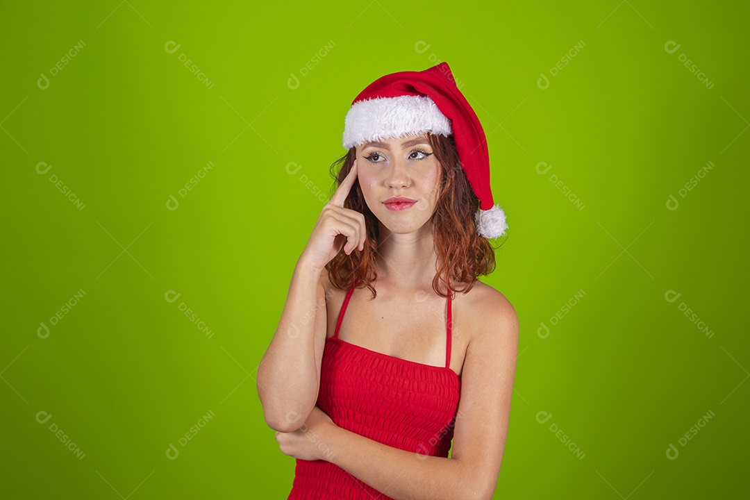 Linda mulher usando touca vermelha do Papai Noel Feliz Natal