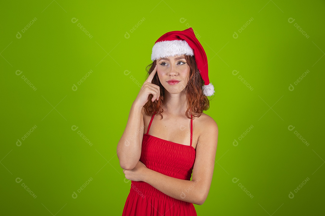 Linda mulher usando touca vermelha do Papai Noel Feliz Natal