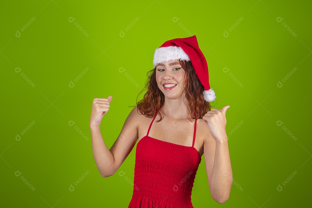 Linda mulher usando touca vermelha do Papai Noel Feliz Natal