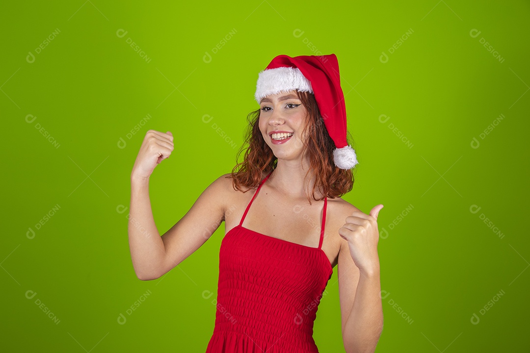 Linda mulher usando touca vermelha do Papai Noel Feliz Natal