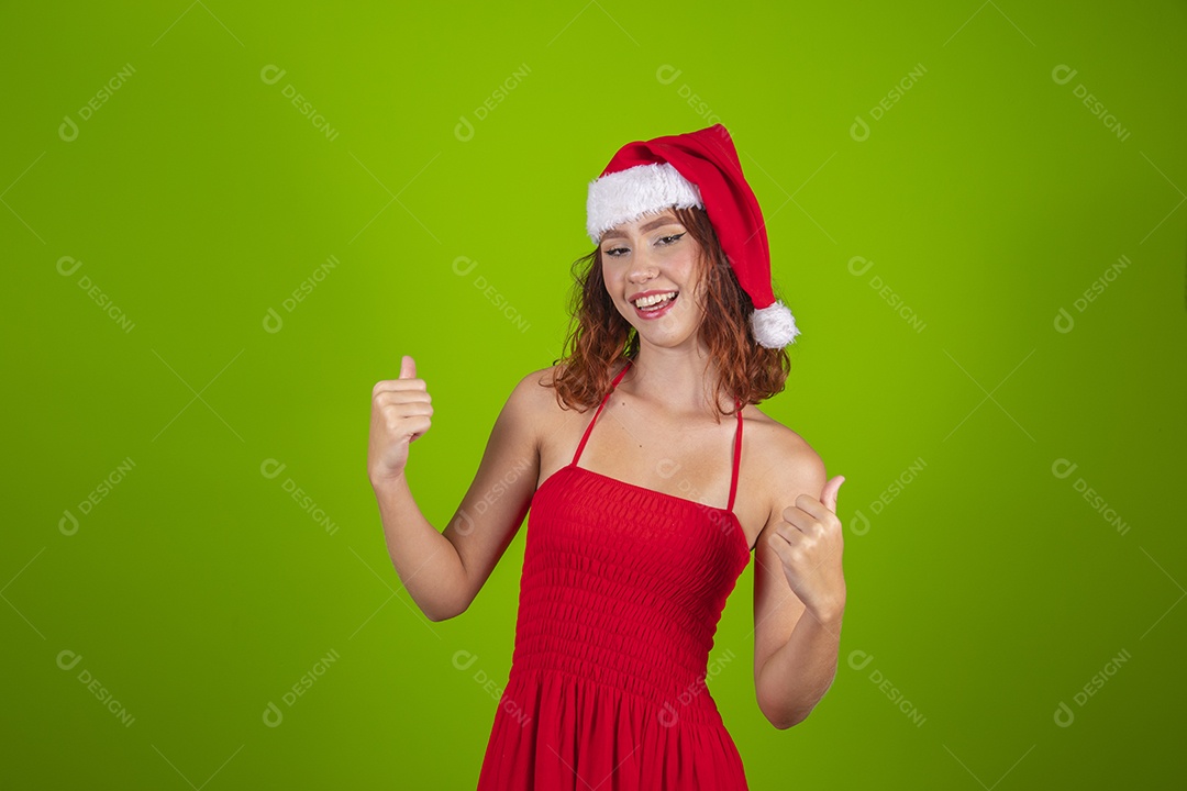 Linda mulher usando touca vermelha do Papai Noel Feliz Natal