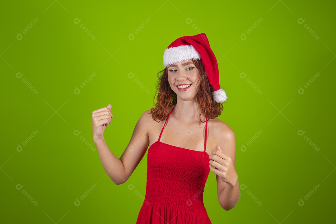 Linda mulher usando touca vermelha do Papai Noel Feliz Natal