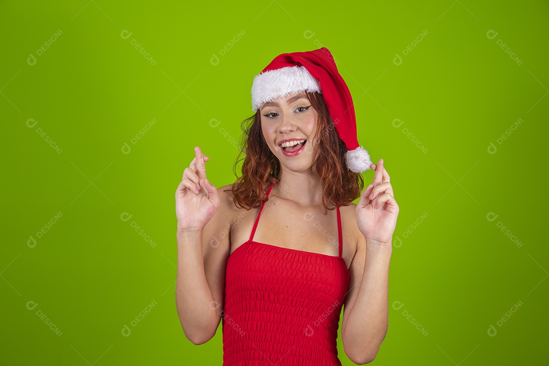 Linda mulher usando touca vermelha do Papai Noel Feliz Natal