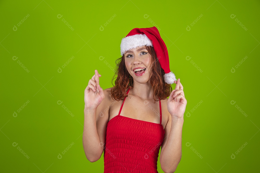 Linda mulher usando touca vermelha do Papai Noel Feliz Natal