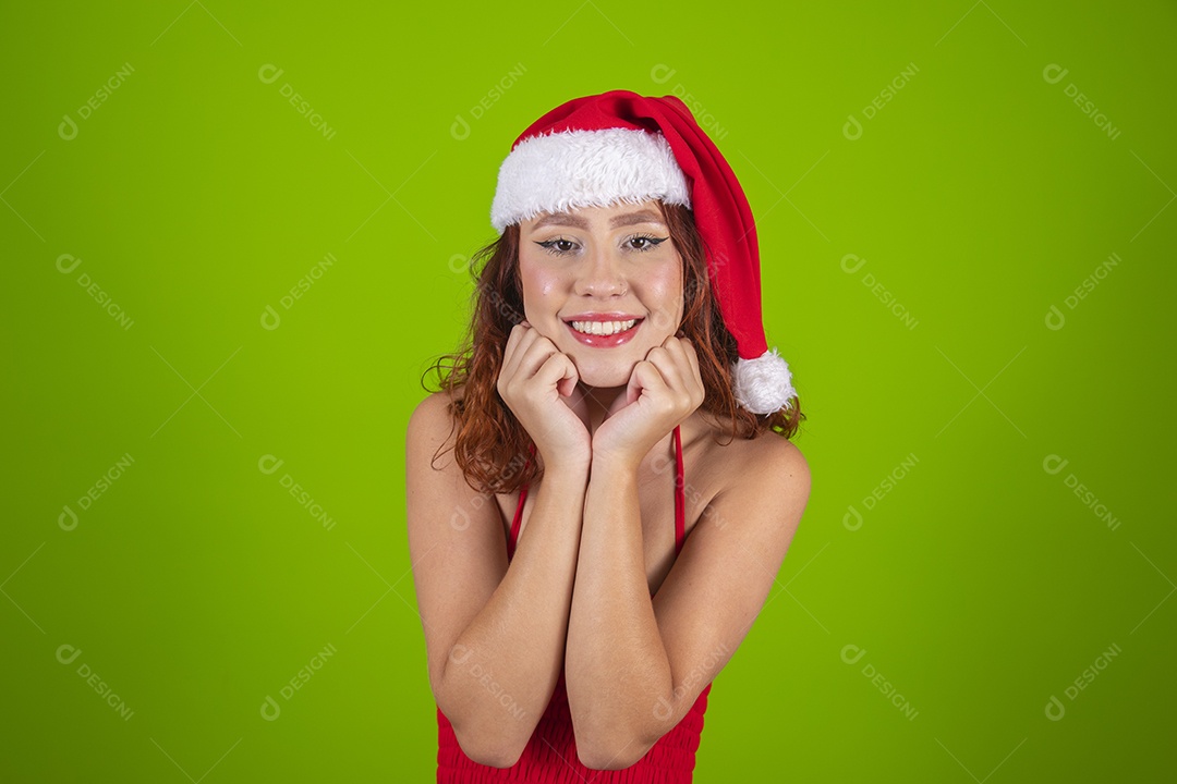 Linda mulher usando touca vermelha do Papai Noel Feliz Natal