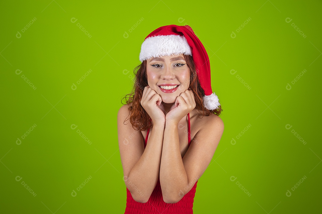 Linda mulher usando touca vermelha do Papai Noel Feliz Natal