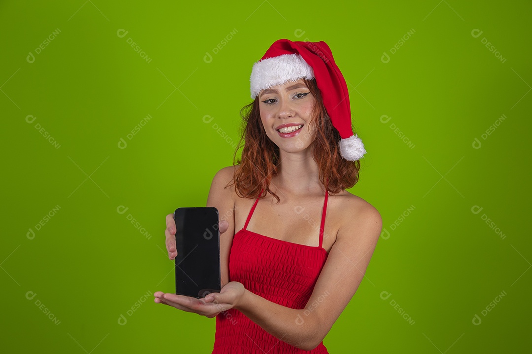 Linda mulher usando touca vermelha do Papai Noel segurando celular smartphone