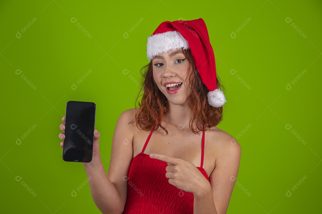 Linda mulher usando touca vermelha do Papai Noel segurando celular smartphone