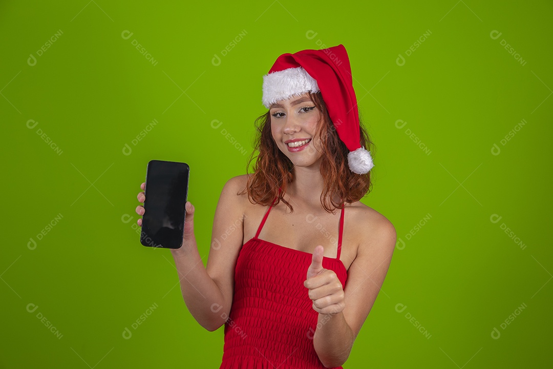 Linda mulher usando touca vermelha do Papai Noel segurando celular smartphone