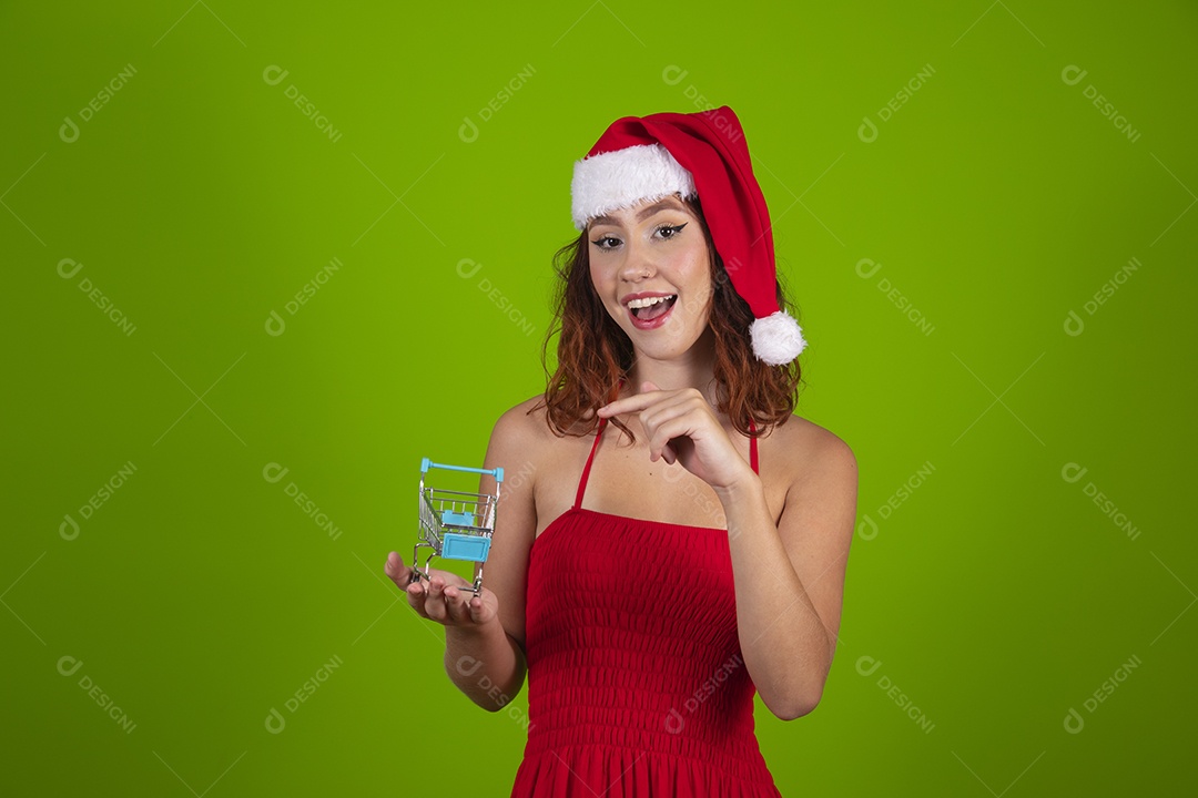 Linda mulher usando touca vermelha do Papai Noel Feliz Natal