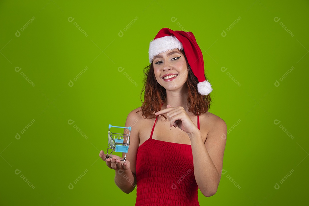 Linda mulher usando touca vermelha do Papai Noel Feliz Natal