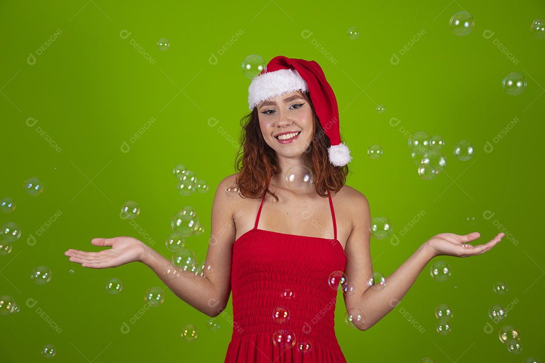 Linda mulher usando touca vermelha do Papai Noel Feliz Natal