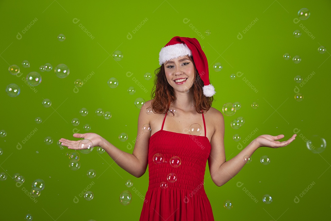 Linda mulher usando touca vermelha do Papai Noel Feliz Natal