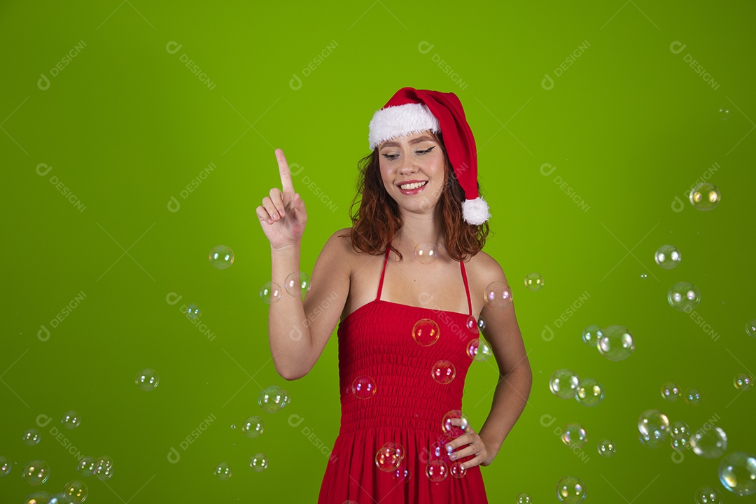 Linda mulher usando touca vermelha do Papai Noel Feliz Natal