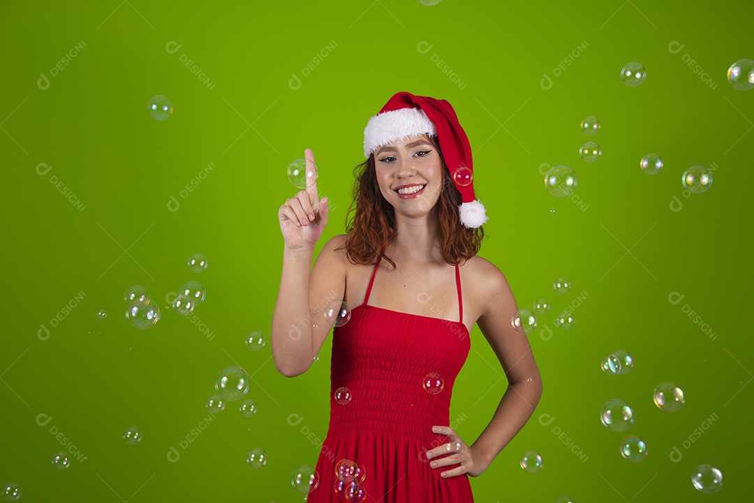 Linda mulher usando touca vermelha do Papai Noel Feliz Natal