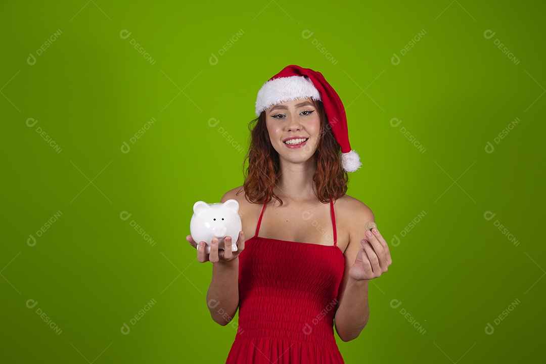 Linda mulher usando touca vermelha do Papai Noel Feliz Natal