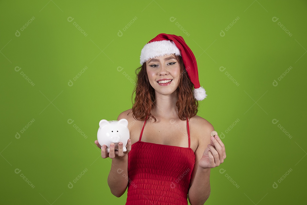 Linda mulher usando touca vermelha do Papai Noel Feliz Natal