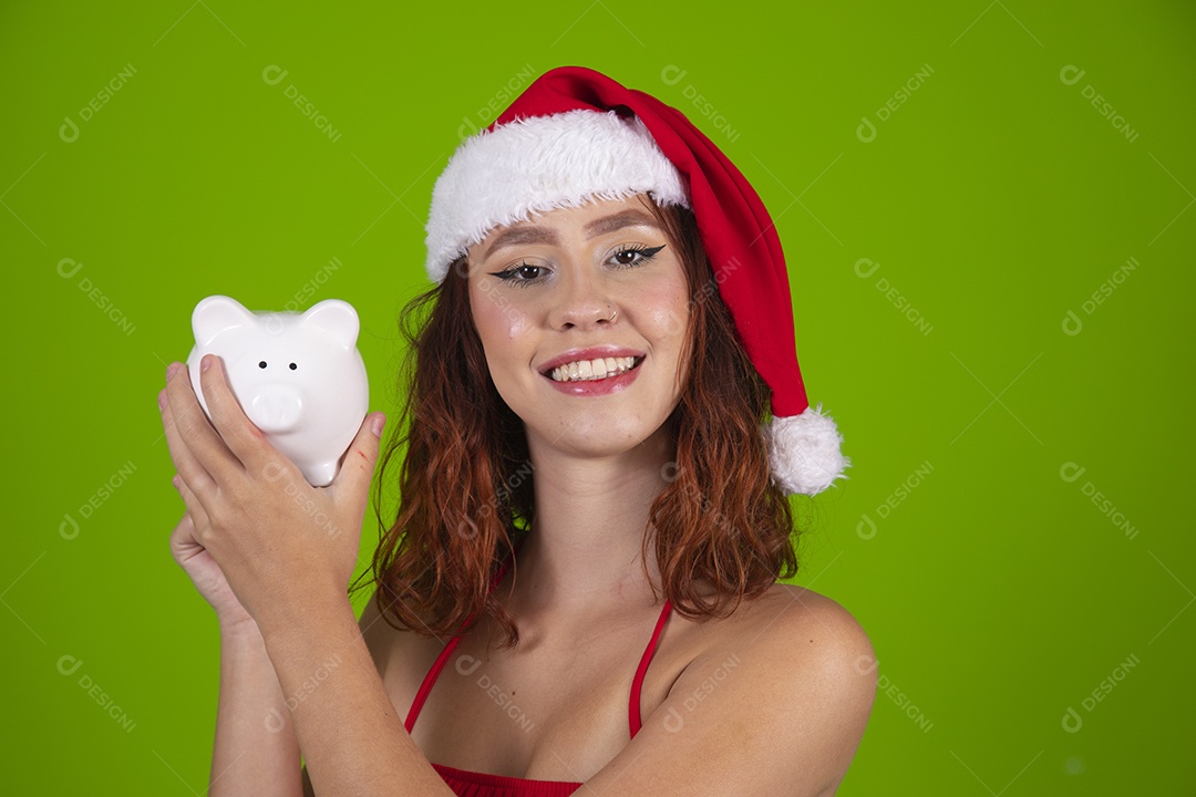 Linda mulher usando touca vermelha do Papai Noel Feliz Natal