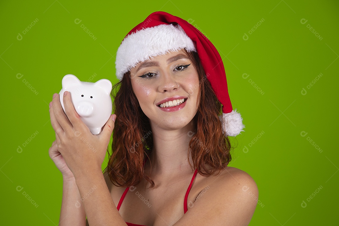 Linda mulher usando touca vermelha do Papai Noel Feliz Natal