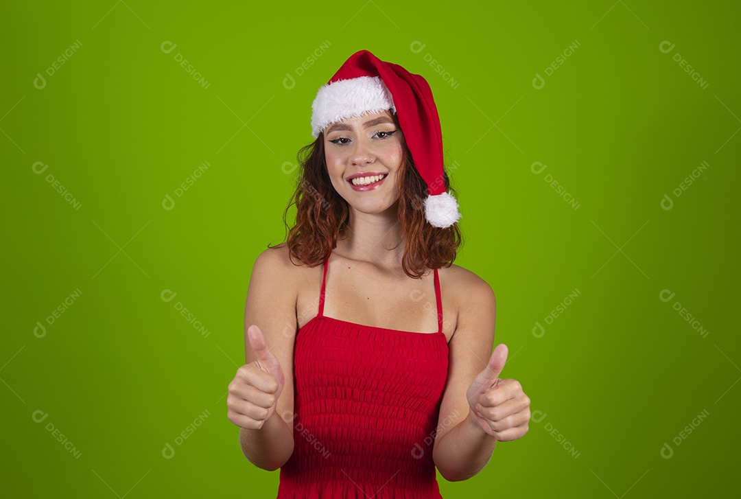 Linda mulher usando touca vermelha do Papai Noel Feliz Natal