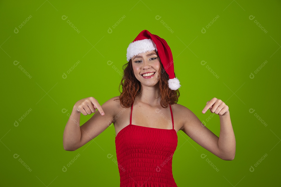 Linda mulher usando touca vermelha do Papai Noel Feliz Natal