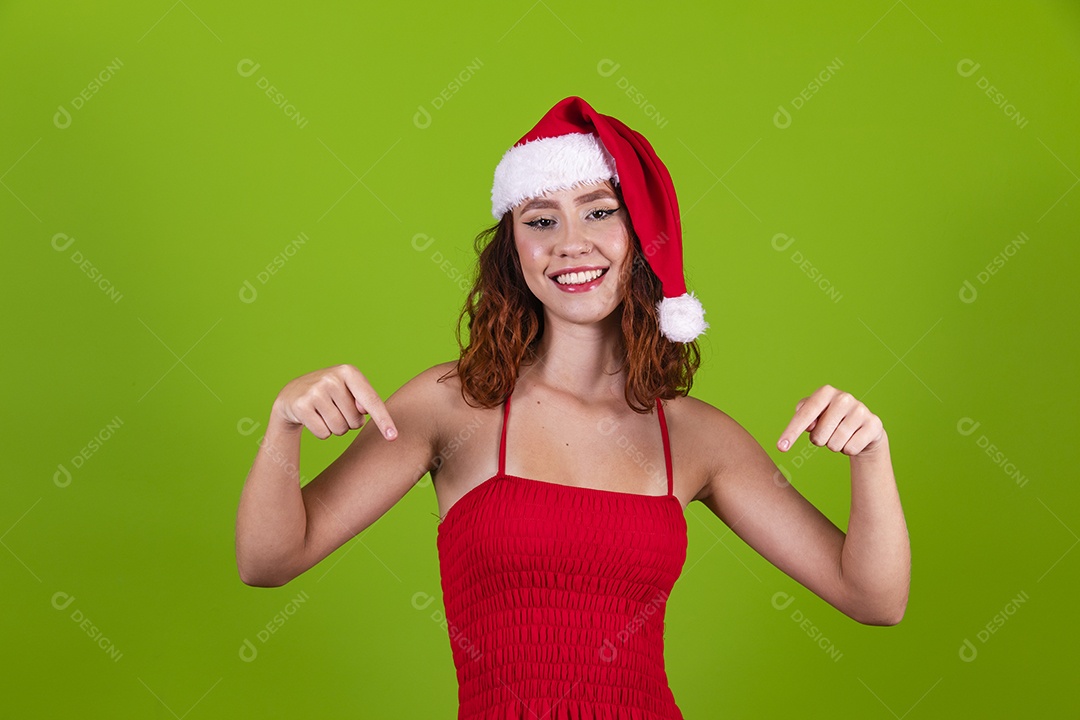 Linda mulher usando touca vermelha do Papai Noel Feliz Natal