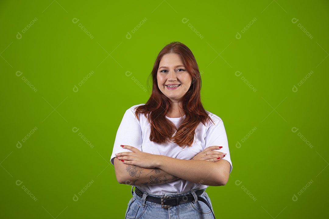 Linda mulher jovem garota cabelo ruivo sorridente sobre fundo isolado verde