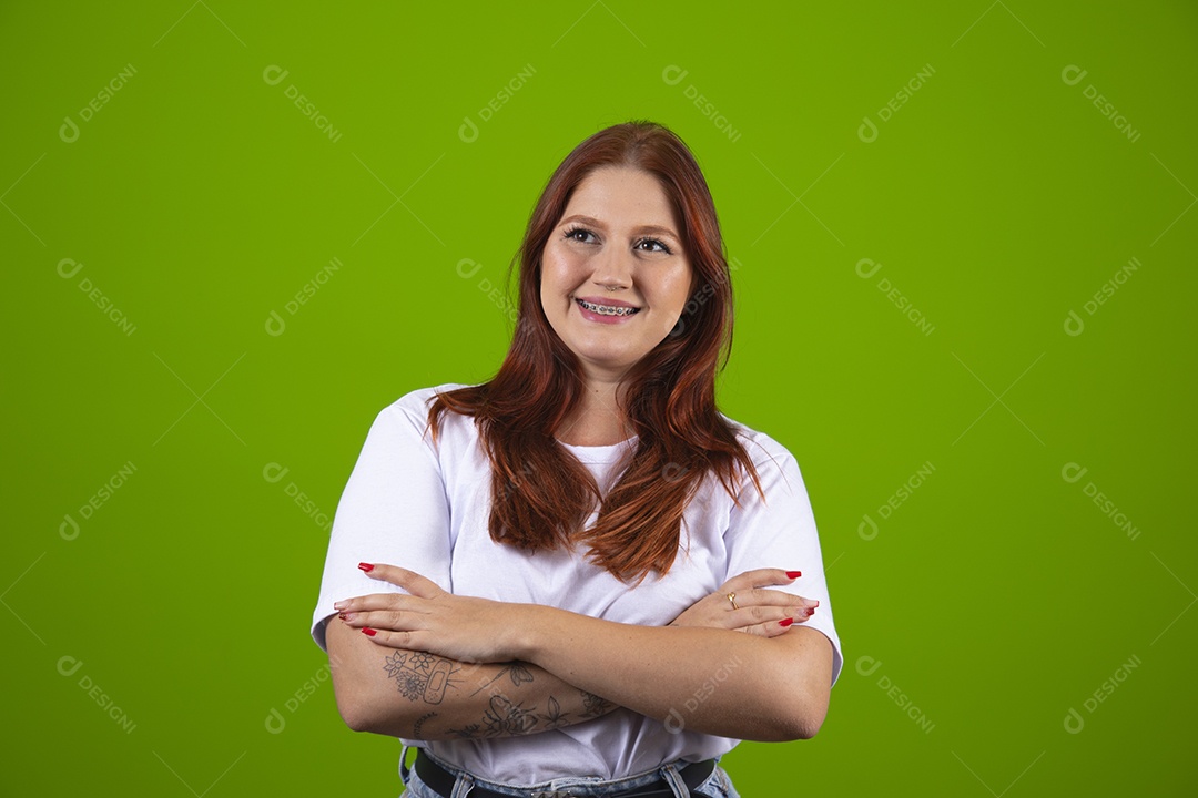 Linda mulher jovem garota cabelo ruivo sorridente sobre fundo isolado verde