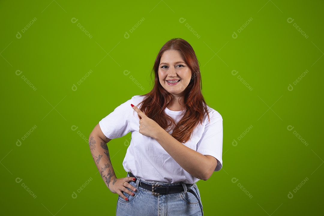 Linda mulher jovem garota cabelo ruivo sorridente sobre fundo isolado verde