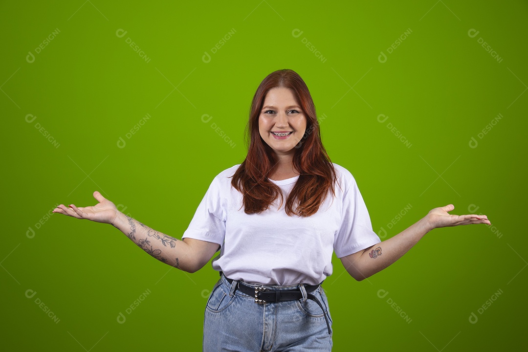 Linda mulher jovem garota cabelo ruivo sorridente sobre fundo isolado verde