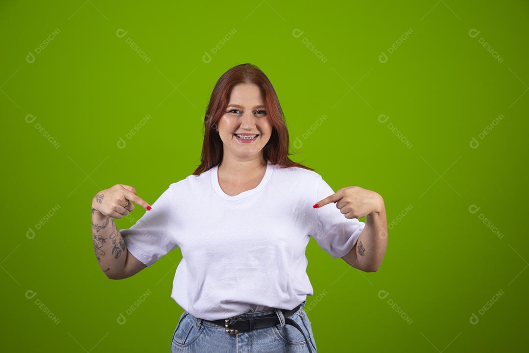 Linda mulher jovem garota cabelo ruivo sorridente sobre fundo isolado verde