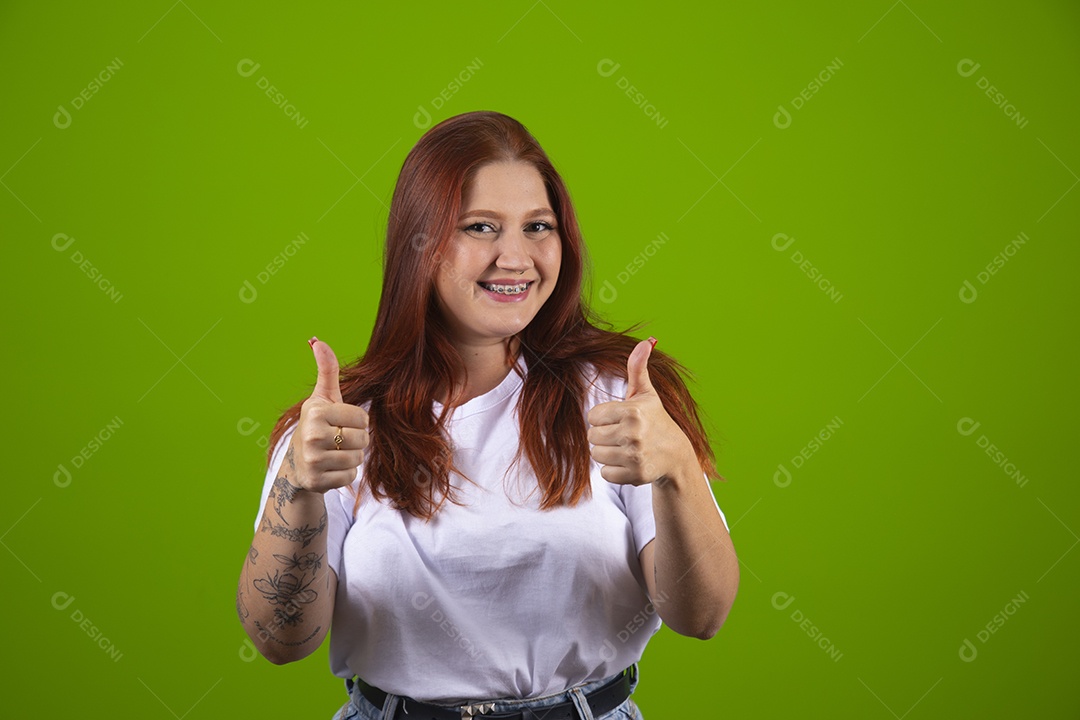 Linda mulher jovem garota cabelo ruivo sorridente sobre fundo isolado verde