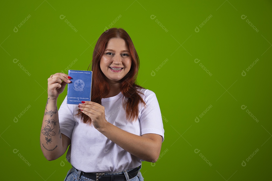 Linda mulher jovem garota cabelo ruivo sorridente segurando carteira de trabalho