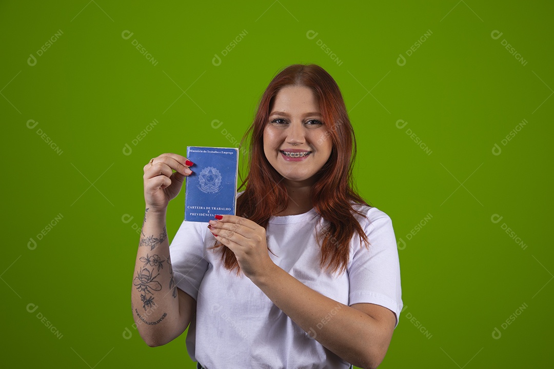 Linda mulher jovem garota cabelo ruivo sorridente segurando carteira de trabalho