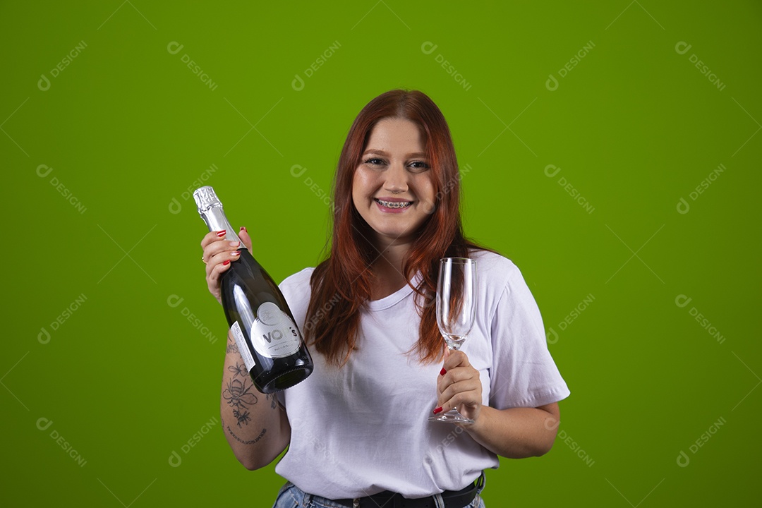 Linda mulher jovem garota cabelo ruivo sorridente segurando taça de vidro